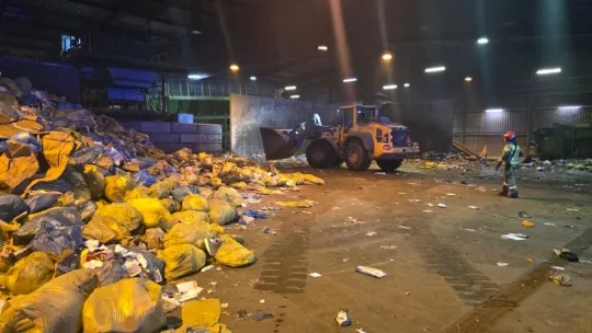 Pożar w hali przyjęcia odpadów ZUOKu