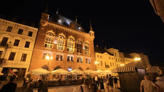 Dwór Artusa nocą