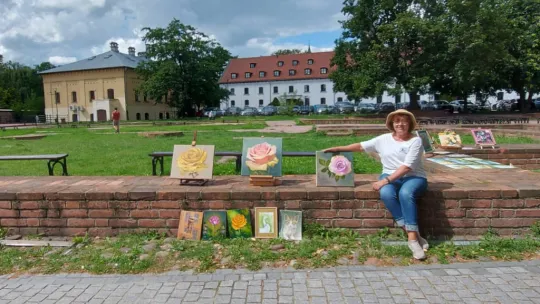 Artyści-seniorzy na Placu Podominikańskim