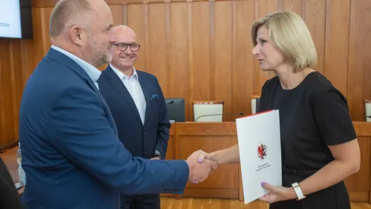 Wręczenie umowy na realizację projektu Kierunek - Zawód