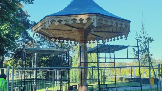 Realizowane są prace restauratorskie i konserwacyjne przy drewnianym obiekcie z 1843 roku. 