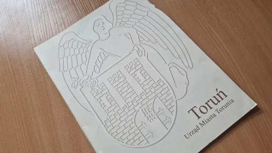 Zdjęcie teczki z napisem "Urząd Miasta Torunia"