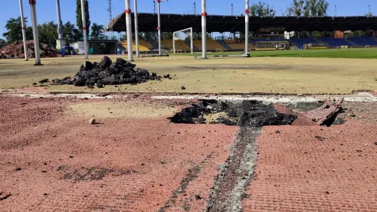 Ze względu na zły stan nawierzchni asfaltowej konieczna jest zmiana zakresu prac. Wpłynie na wydłużenie terminu naprawy.