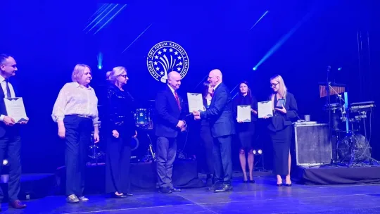 Toruń na 1. miejscu w rankingu "Dotacje z Unii Europejskiej 2004–2024". Wyróżnienie podczas XXIII Samorządowego Forum Kapitału i Finansów w Katowicach odebrał Rafał Pietrucień, z-ca prezydenta Torunia.