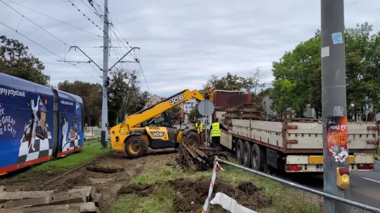 Korytują, układają kruszywo i usuwają kolizje