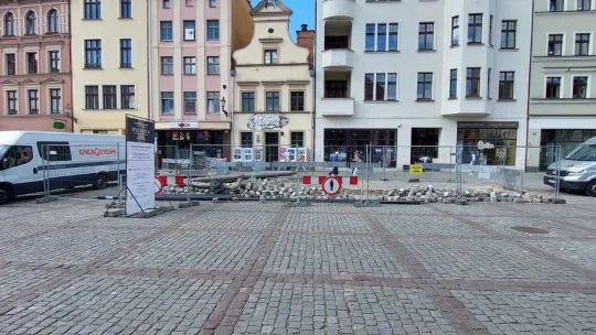 Prace przyłączeniowe są prowadzone na Rynku Nowomiejskim
