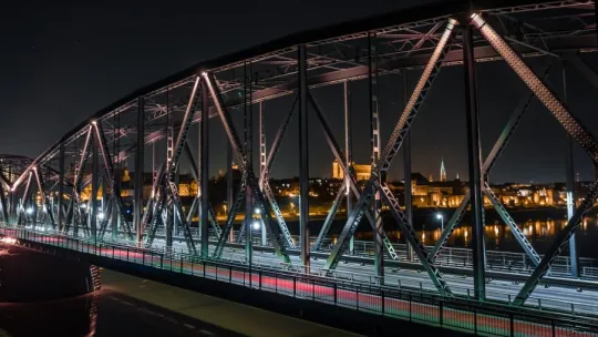 Iluminacja mostu drogowego – Toruń solidarny z dziećmi 