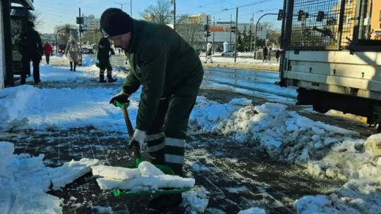 W Toruniu sytuacja wymaga ciągłych, całodobowych działań, aby złagodzić skutki niemal nieustannego opadu śniegu, który trwa już ponad 30 godzin. 