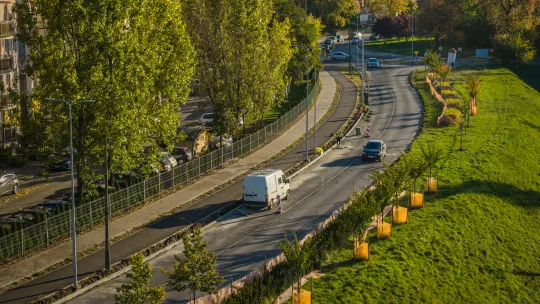 Trwa realizacja rozbudowy ul. Sobieskiego od pl. Pokoju Toruńskiego do ul. Żółkiewskiego. Na odcinku ok. 1,4 km powstaje infrastruktura pieszo-rowerowa, która poprawi bezpieczeństwo niechronionych uczestników ruchu. 