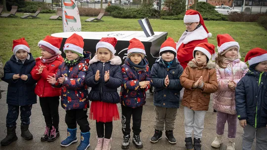 Zimowy Song przy fortepianie plenerowym