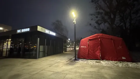 W oczekiwaniu na autobus czy tramwaj będzie można ogrzać się w namiocie