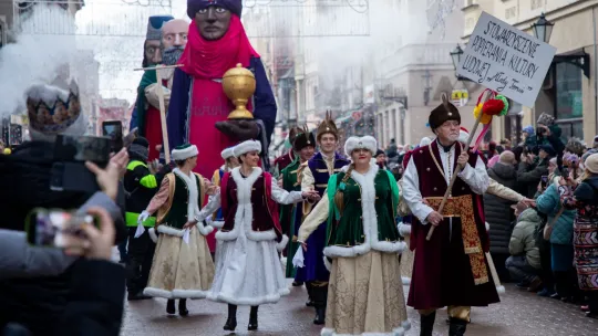 Orszak Trzech Króli w kolorowym pochodzie w Toruniu