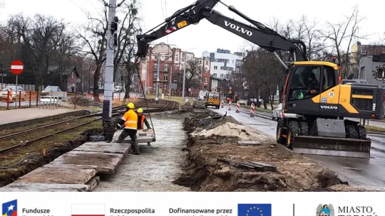 Na modernizowanych torowiskach wylewają płytę, układają szyny