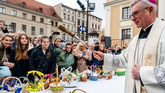 Miejska Święconka na Rynku Staromiejskim. Wspólnota, tradycja i nadzieja