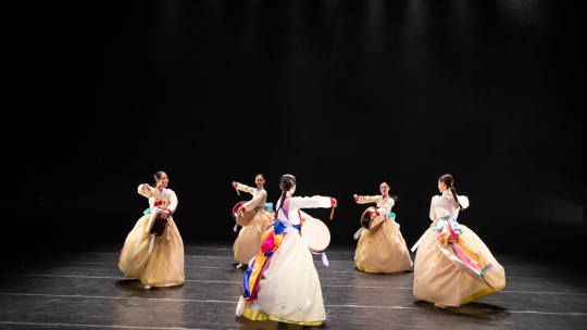 pięć tancerek koreańskich w sukniach balowych