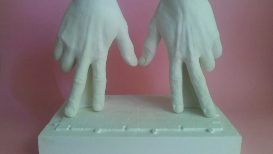 Rzeźba "Dwóch szczęśliwych ludzi trzyma się za ręce. Co zrobisz Ty, 2018,T. Rogaliński