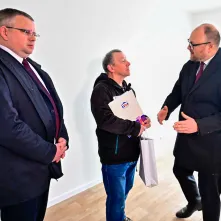 Pan Tadeusz jako pierwszy odebrał klucze do mieszkania przy ul. Batorego 67b