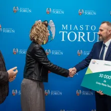 PGE Toruń w ramach programu "Dzielimy się ciepłem" przekazało Gminie Miasta Toruń 50 tysięcy złotych, przeznaczonych na opłacenie rachunków za ciepło. 