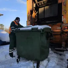 W Toruniu sytuacja wymaga ciągłych, całodobowych działań, aby złagodzić skutki niemal nieustannego opadu śniegu, który trwa już ponad 30 godzin. 