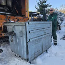 W Toruniu sytuacja wymaga ciągłych, całodobowych działań, aby złagodzić skutki niemal nieustannego opadu śniegu, który trwa już ponad 30 godzin. 