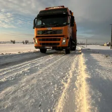 W Toruniu sytuacja wymaga ciągłych, całodobowych działań, aby złagodzić skutki niemal nieustannego opadu śniegu, który trwa już ponad 30 godzin. 