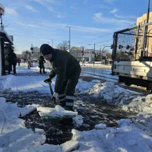 W Toruniu sytuacja wymaga ciągłych, całodobowych działań, aby złagodzić skutki niemal nieustannego opadu śniegu, który trwa już ponad 30 godzin. 