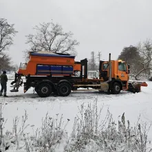 W Toruniu sytuacja wymaga ciągłych, całodobowych działań, aby złagodzić skutki niemal nieustannego opadu śniegu, który trwa już ponad 30 godzin. 