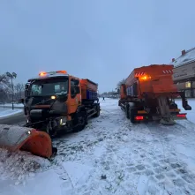W Toruniu sytuacja wymaga ciągłych, całodobowych działań, aby złagodzić skutki niemal nieustannego opadu śniegu, który trwa już ponad 30 godzin. 