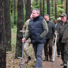 Radni sadzą drzewa na Bielawach – z myślą o przyszłości