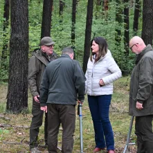 Radni sadzą drzewa na Bielawach – z myślą o przyszłości