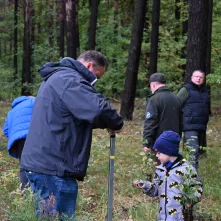Radni sadzą drzewa na Bielawach – z myślą o przyszłości
