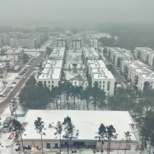 Przy ul. Heweliusza powstaje piąty żłobek miejski w Toruniu. Nowa placówka zapewni 150 miejsc dla najmłodszych mieszkańców naszego miasta, znacząco zwiększając dostępność opieki żłobkowej.