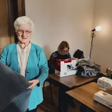 Seniorzy wspierają osoby w kryzysie bezdomności. Szyją dla nich koce. 