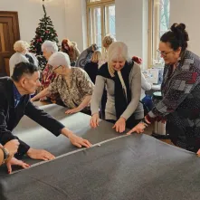 Seniorzy wspierają osoby w kryzysie bezdomności. Szyją dla nich koce. 