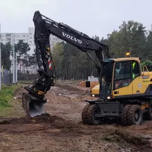 Korytują, układają kruszywo i usuwają kolizje