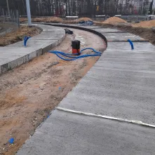 Na modernizowanych torowiskach wylewają płytę, układają szyny