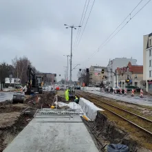 Na modernizowanych torowiskach wylewają płytę, układają szyny