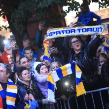 Mistrzowie Polski na żużlu spotkali się z kibicami na Rynku Staromiejskim