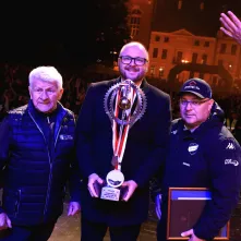 Mistrzowie Polski na żużlu spotkali się z kibicami na Rynku Staromiejskim