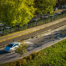 Trwa realizacja rozbudowy ul. Sobieskiego od pl. Pokoju Toruńskiego do ul. Żółkiewskiego. Na odcinku ok. 1,4 km powstaje infrastruktura pieszo-rowerowa, która poprawi bezpieczeństwo niechronionych uczestników ruchu. 