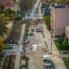 Trwa realizacja rozbudowy ul. Sobieskiego od pl. Pokoju Toruńskiego do ul. Żółkiewskiego. Na odcinku ok. 1,4 km powstaje infrastruktura pieszo-rowerowa, która poprawi bezpieczeństwo niechronionych uczestników ruchu. 