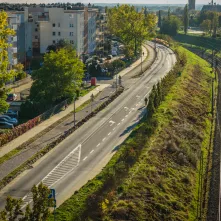 Trwa realizacja rozbudowy ul. Sobieskiego od pl. Pokoju Toruńskiego do ul. Żółkiewskiego. Na odcinku ok. 1,4 km powstaje infrastruktura pieszo-rowerowa, która poprawi bezpieczeństwo niechronionych uczestników ruchu. 