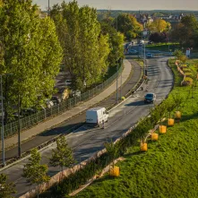 Trwa realizacja rozbudowy ul. Sobieskiego od pl. Pokoju Toruńskiego do ul. Żółkiewskiego. Na odcinku ok. 1,4 km powstaje infrastruktura pieszo-rowerowa, która poprawi bezpieczeństwo niechronionych uczestników ruchu. 