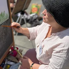 Artyści-seniorzy na bulwarze