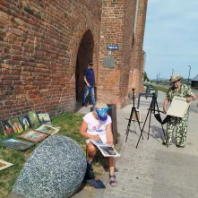 Artyści-seniorzy na bulwarze