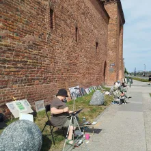 Artyści-seniorzy na bulwarze