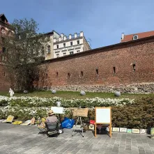 Artyści-seniorzy na bulwarze