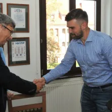 Z dziekanem Boehlke wita się Patryk Wawrzyński, pełnomocnik prezydenta Torunia ds. dialogu