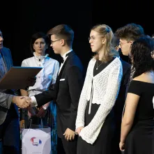 Wiceprezydent Torunia Adam Szponka wręcza wyróżnienia toruńskim laureatom