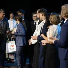 Wiceprezydent Torunia Adam Szponka wręcza wyróżnienia toruńskim laureatom